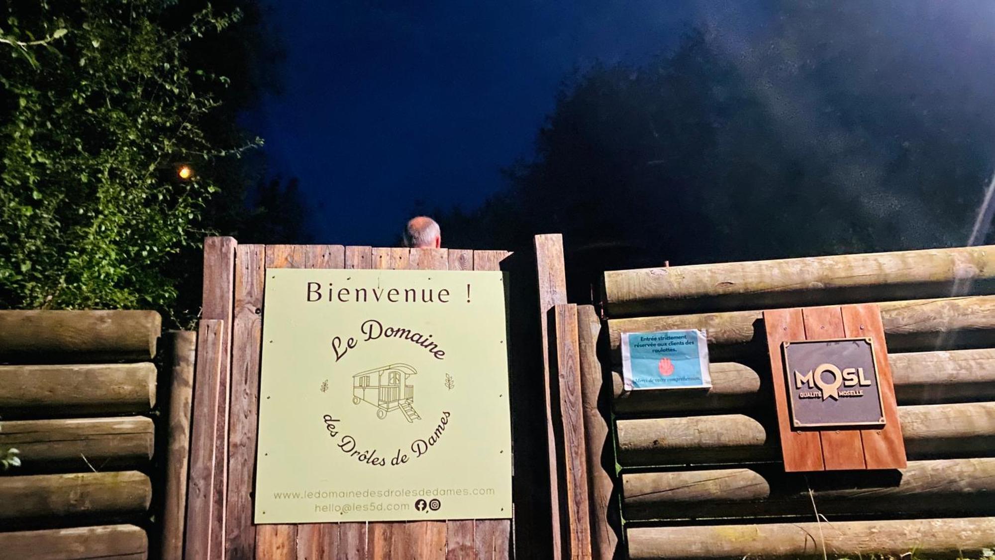 Гостевой дом Le Domaine Des Droles De Dames Buding Экстерьер фото